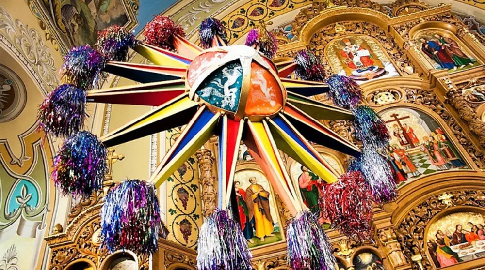 Різдвяна зірка перед українським іконостасом у церкві