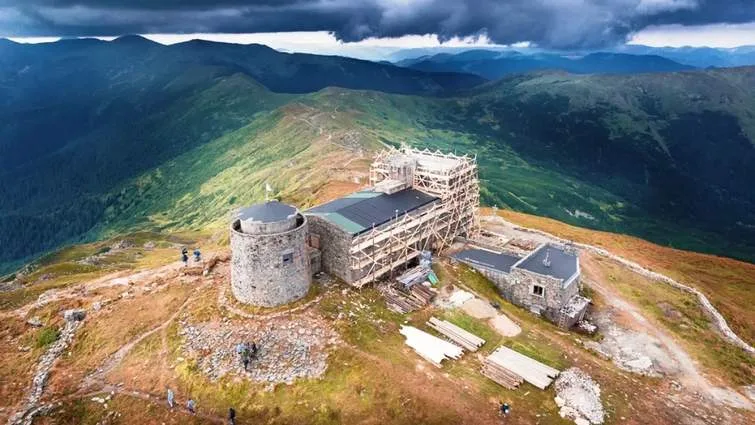 Обсерваторія на горі в українських Карпатах