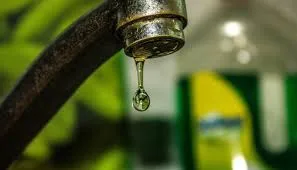 Крапля води падає з металевого крана