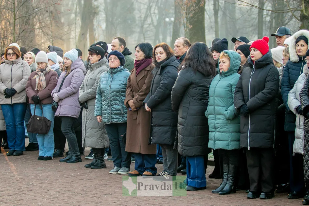 Люди стоять на зимовому вуличному заході