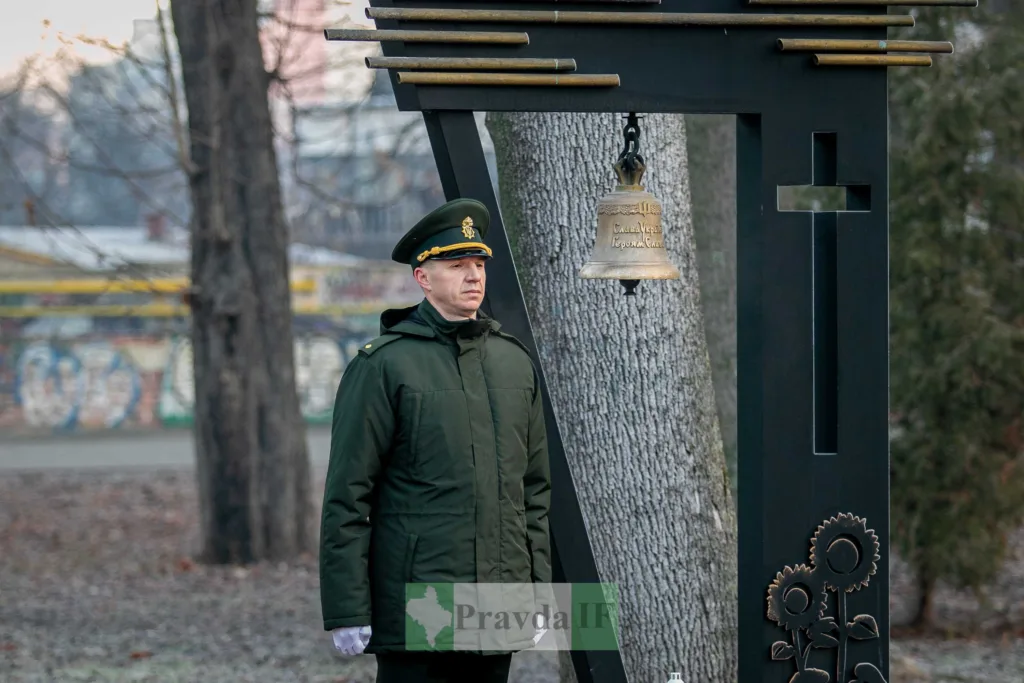 Військовий стоїть біля пам’ятного дзвону