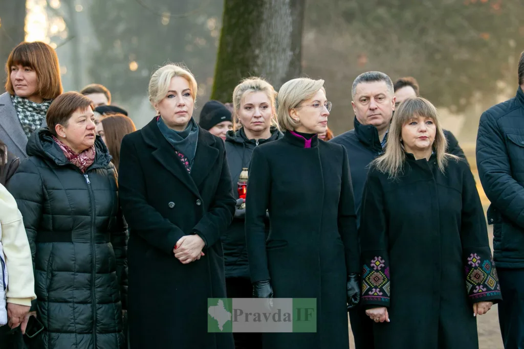 Люди на вуличному заході восени