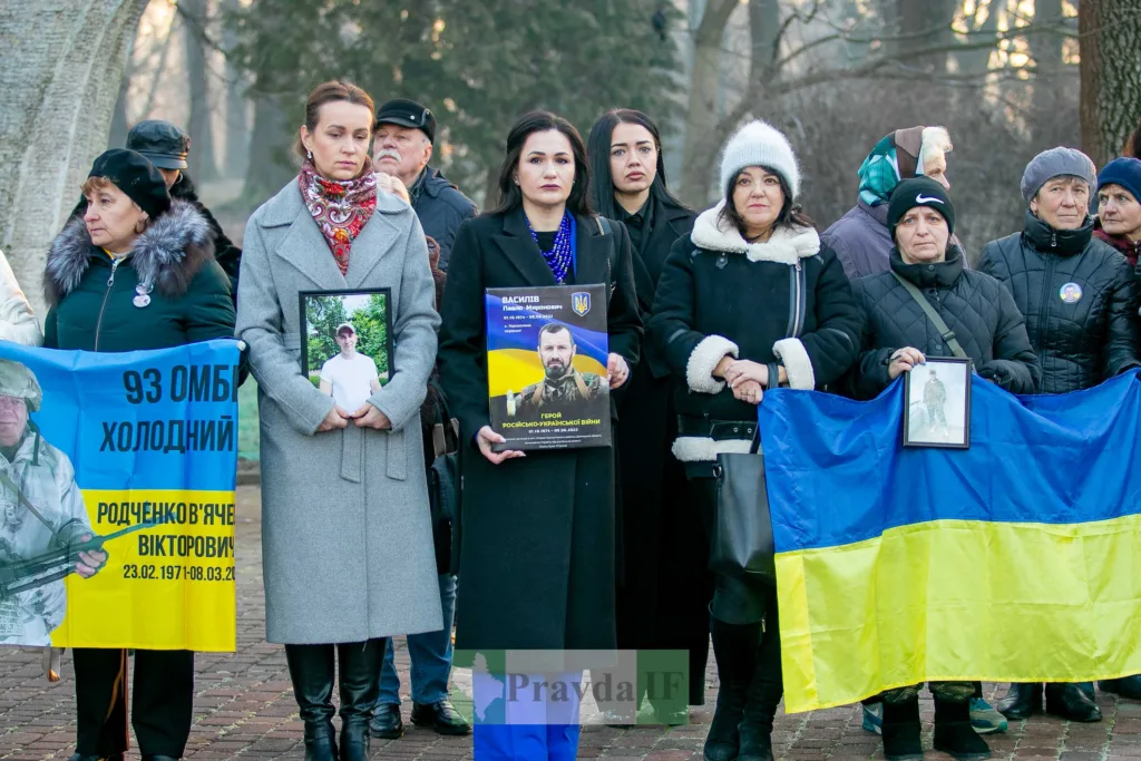 Вшанування українських військових героїв з прапорами України