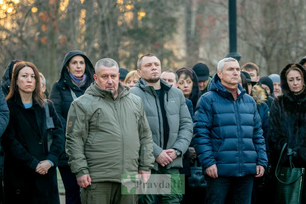 Люди стоять на вулиці під час заходу