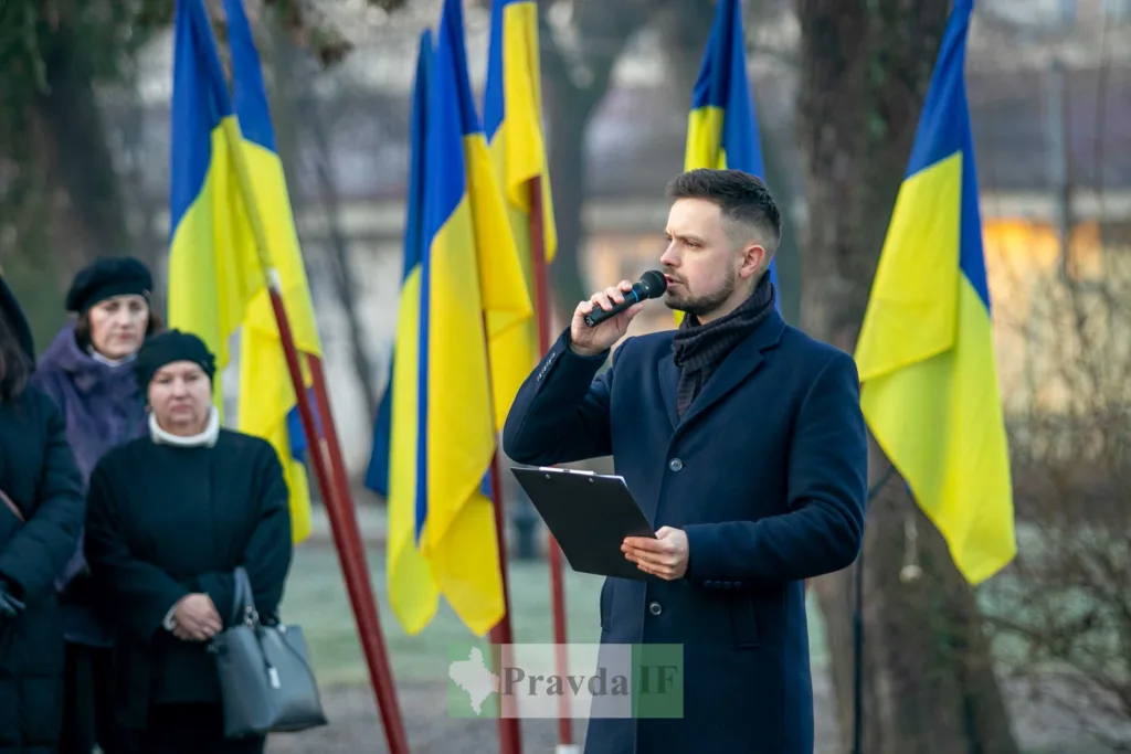 Промова на заході з українськими прапорами