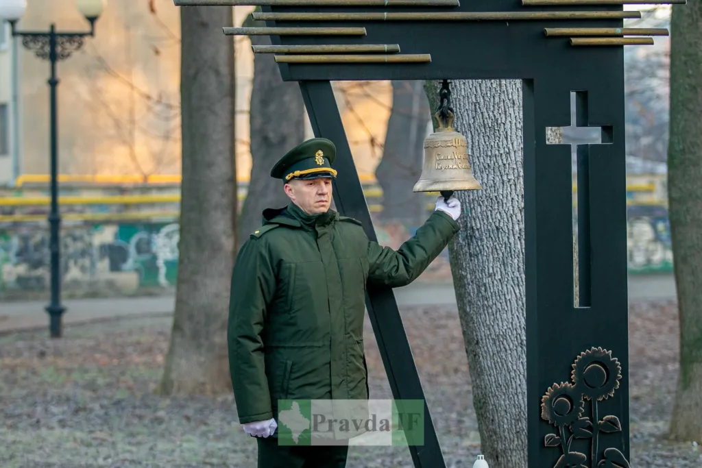 Військовий біля пам’ятного дзвону у парку