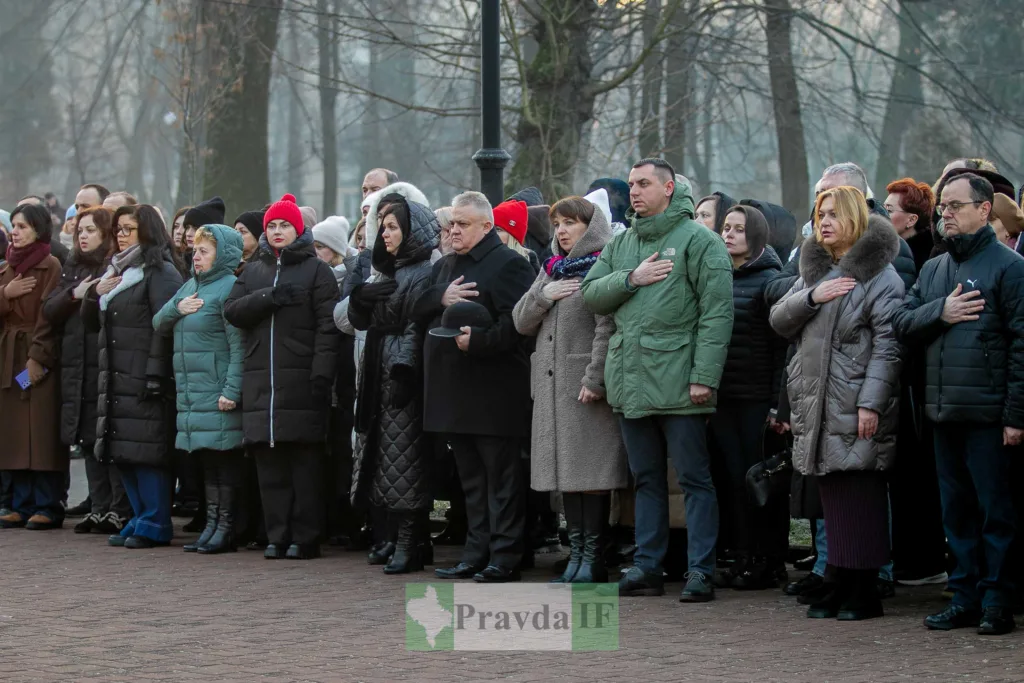Люди стоять із руками на серці під час церемонії