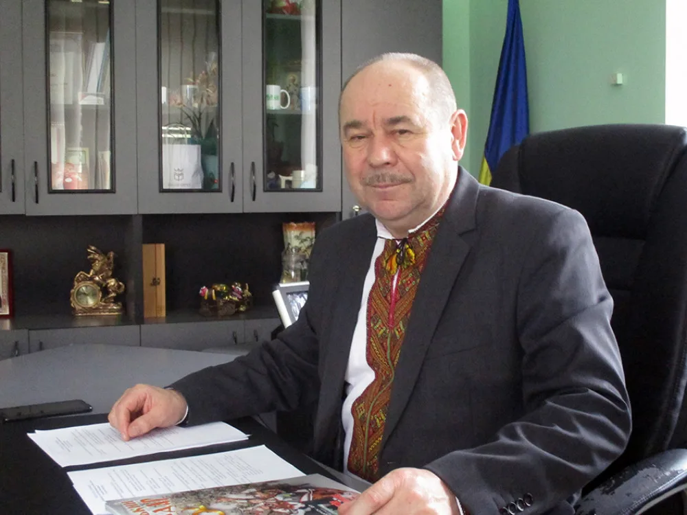 Чоловік у вишиванці сидить за офісним столом