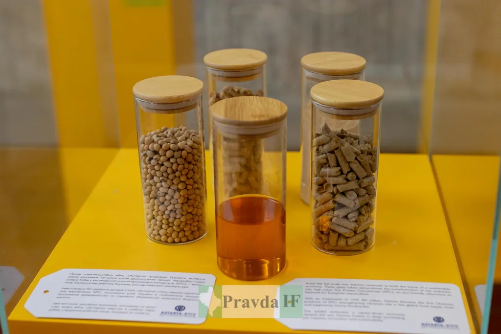 Зразки сої та біопалива у скляних банках