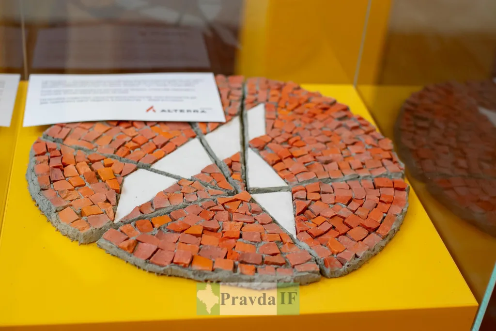 Червона мозаїка з геометричним орнаментом на виставці