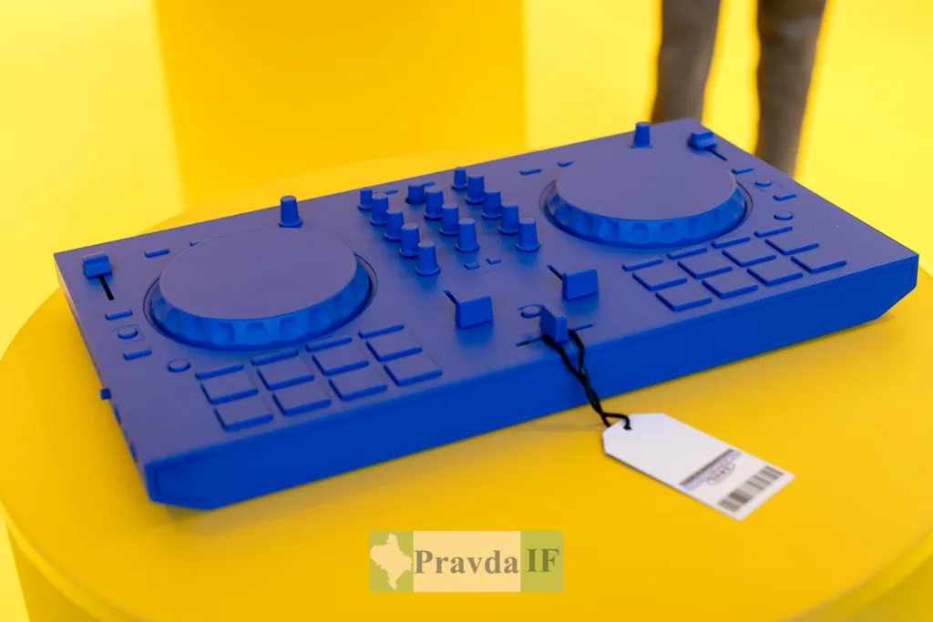 Синій DJ пульт на жовтому столі