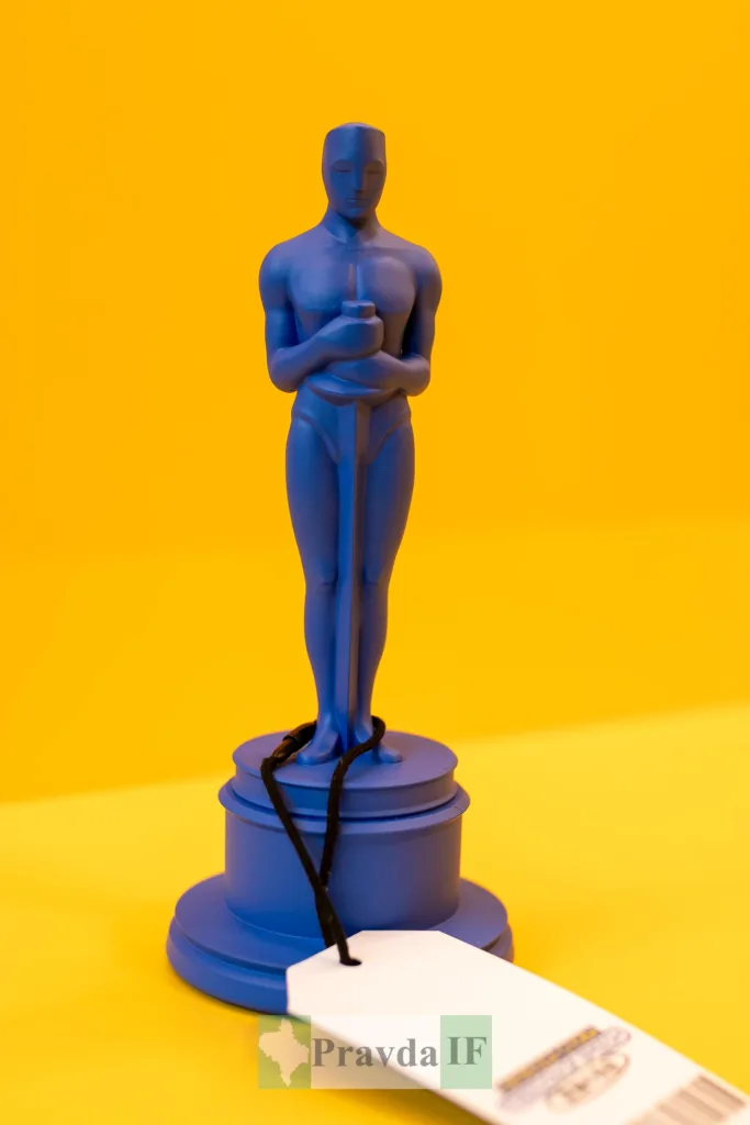 Синя статуетка на жовтому тлі