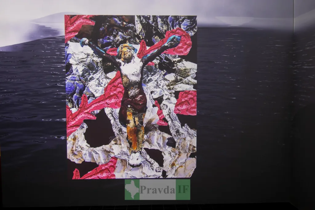 Кольорова абстрактна інсталяція із зображенням розп’яття