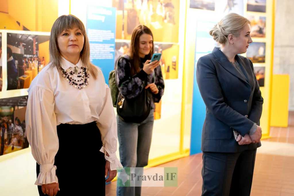 Люди на виставці в яскравому приміщенні