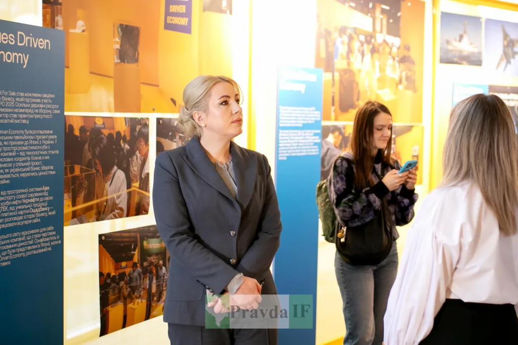 Відвідувачі на виставці про сучасну економіку