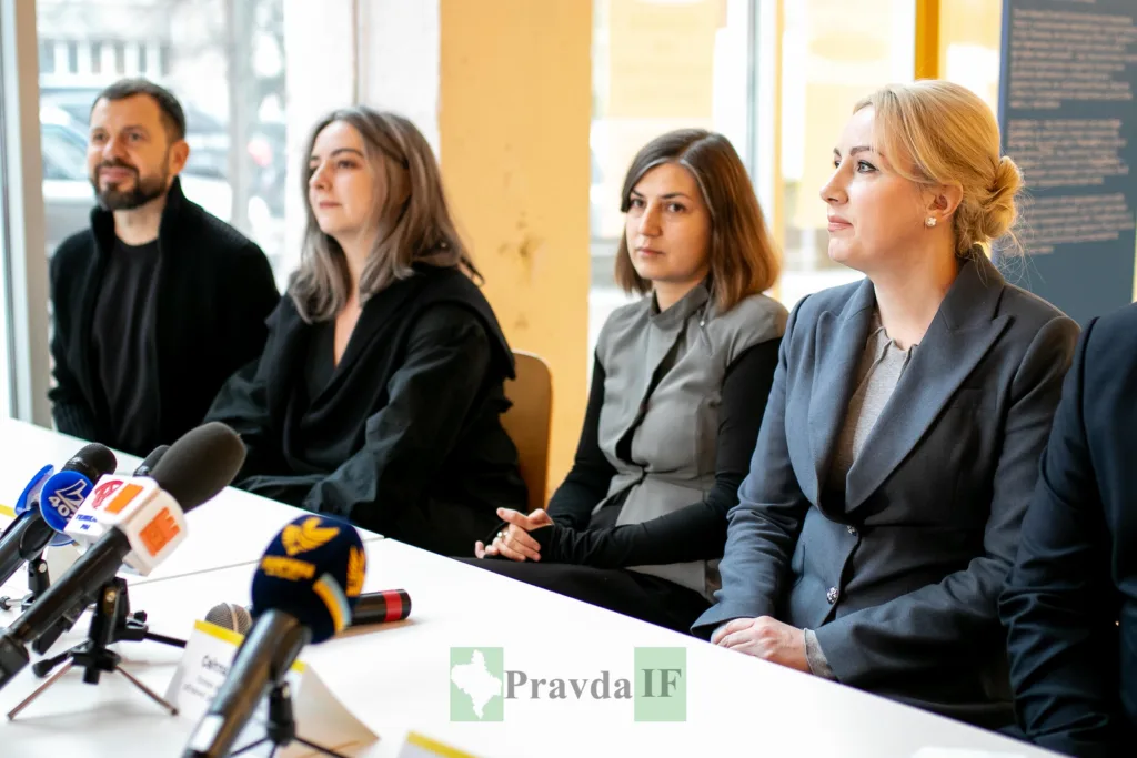 Пресконференція з учасниками за столом