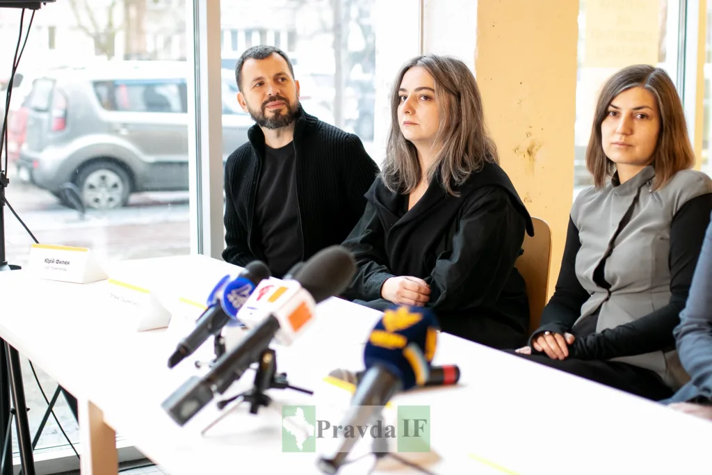 Пресконференція з трьома учасниками за столом