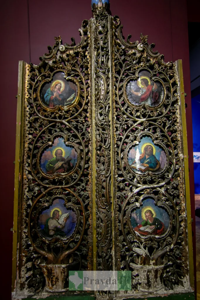 Старовинні різьблені царські врата з іконами святих