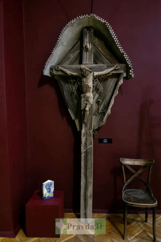 Дерев’яний розп’ятий Ісус у музейному залі