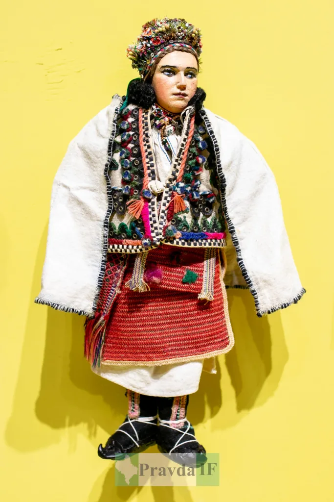 Українська лялька в традиційному народному костюмі