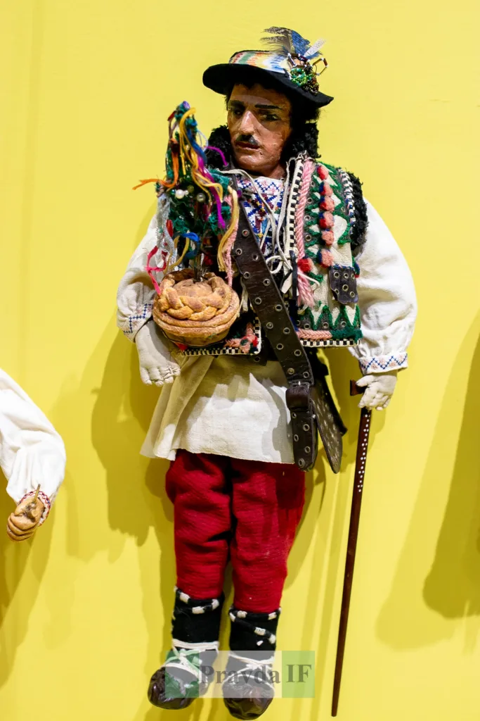 Лялька у традиційному гуцульському одязі