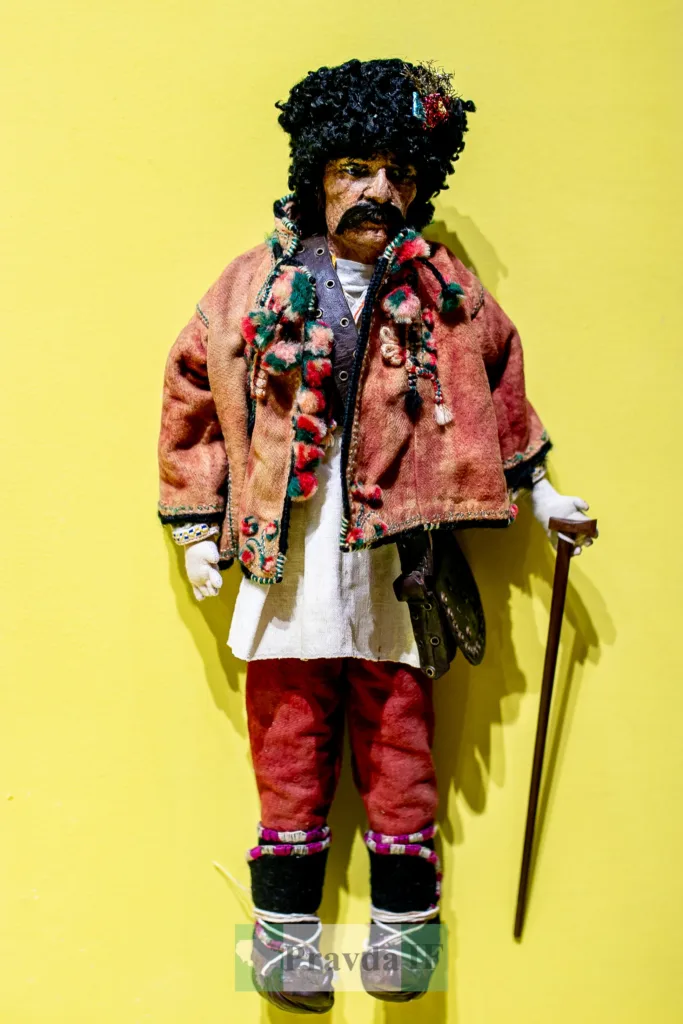 Лялька у традиційному українському козацькому вбранні