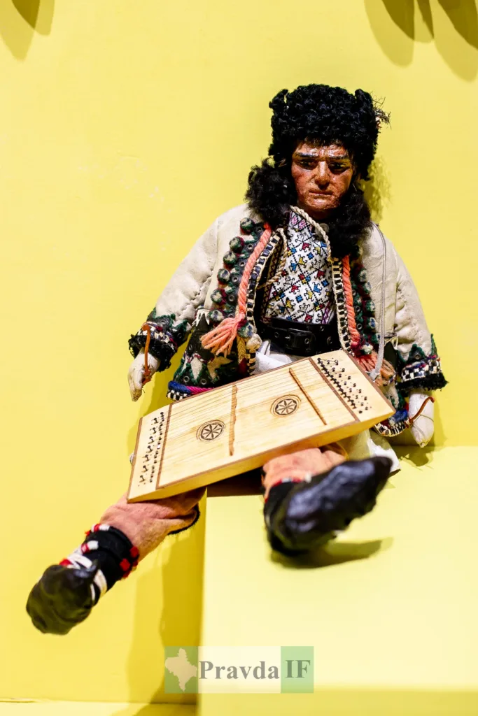 Українська лялька в традиційному гуцульському одязі