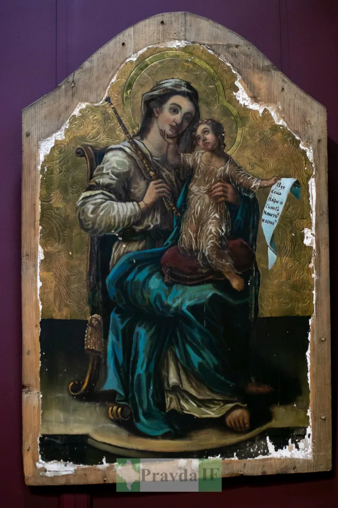 Стара ікона Богородиці з Дитям Ісусом