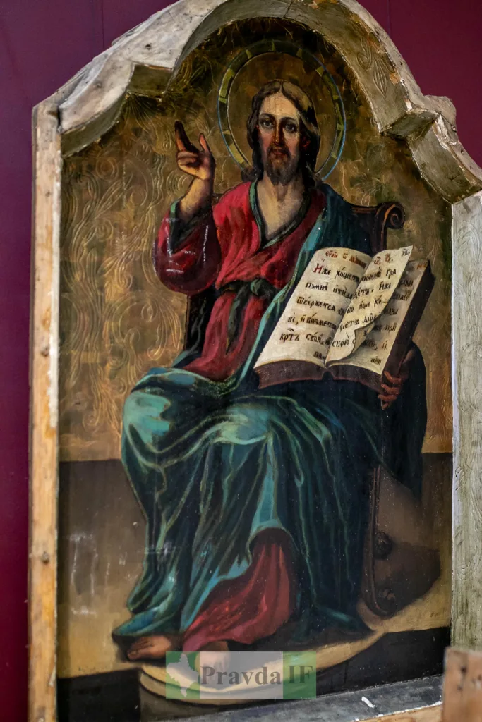 Стара ікона Ісуса Христа з книгoю