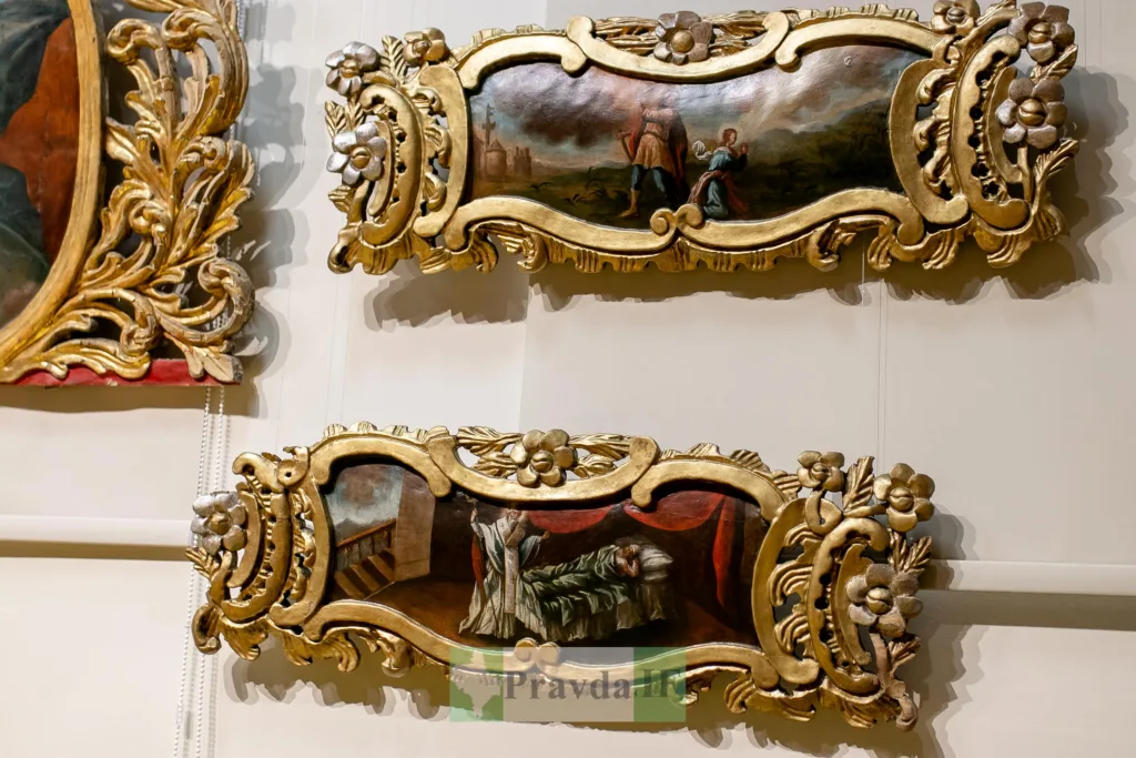 Барокові картини в золотих рамах на виставці