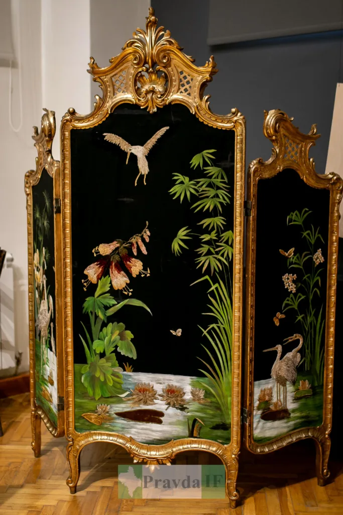 Антикварна золота ширма з пташками та квітами