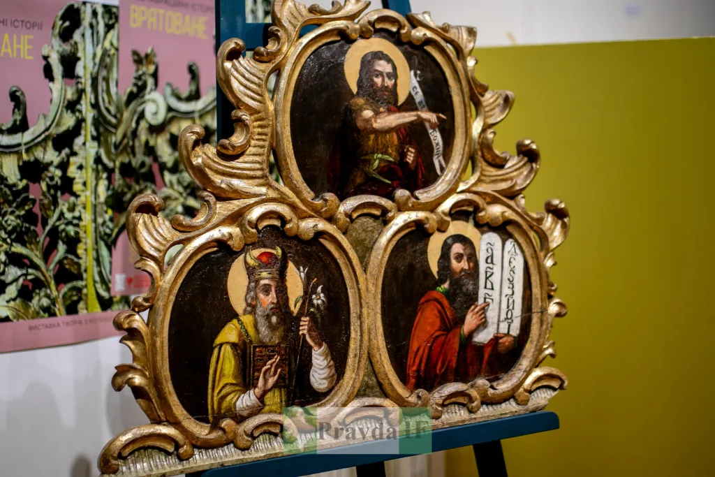 Старовинна ікона з трьома святими у золотій рамі