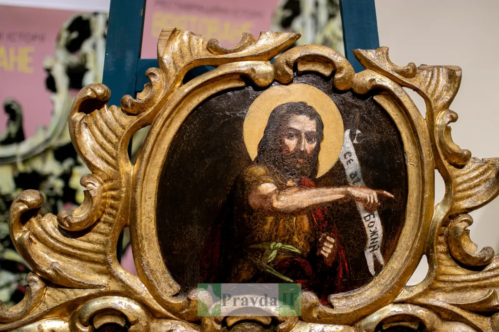 Стара ікона святого в золотій рамі