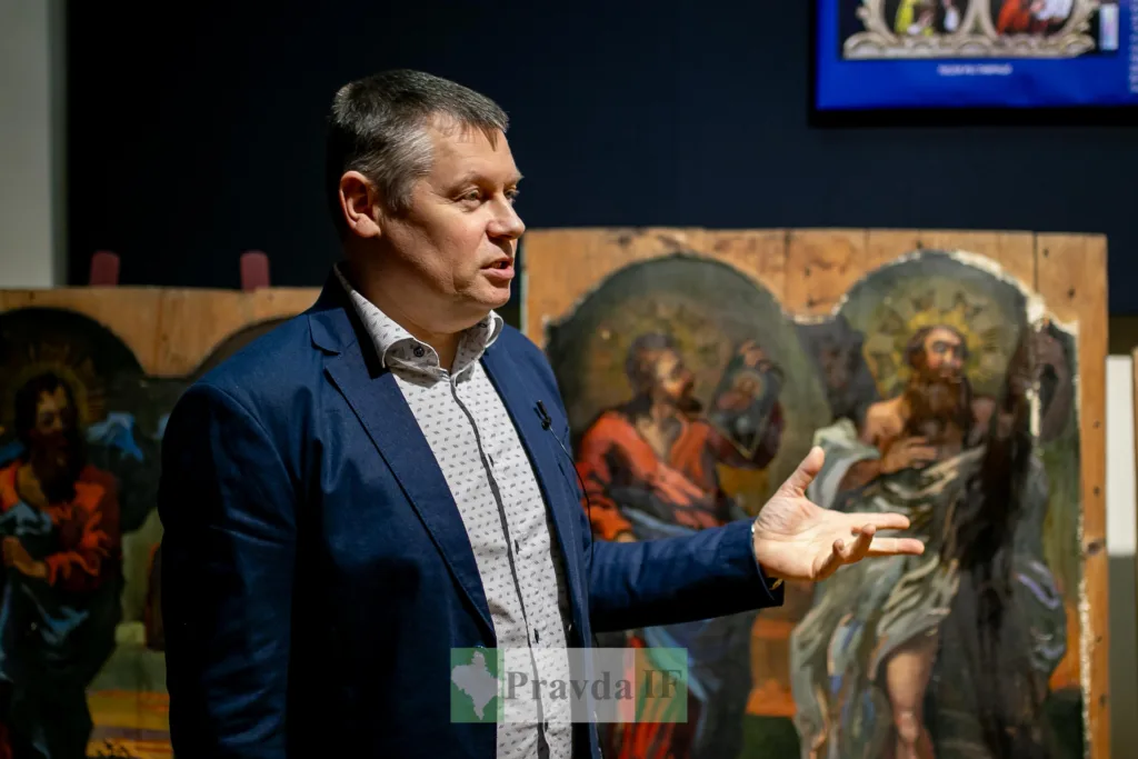 Чоловік розповідає про старовинні ікони в музеї