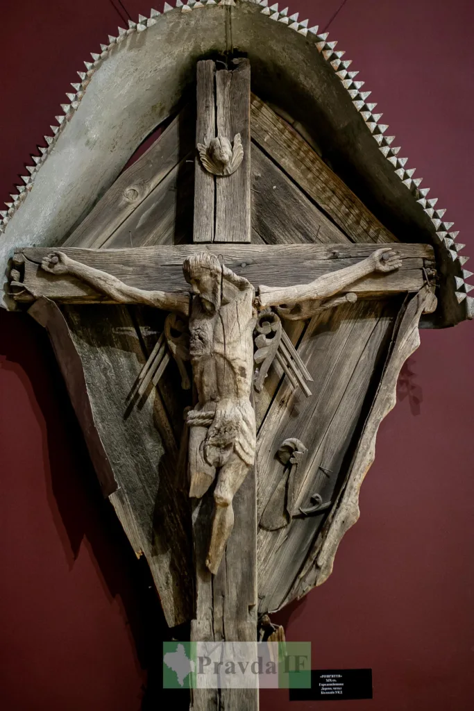 Дерев’яне розп’яття Ісуса Христа на хресті