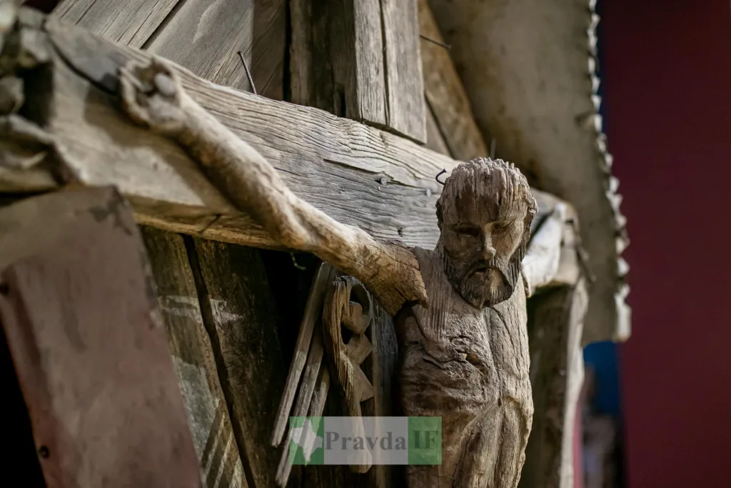 Дерев’яне розп’яття Ісуса Христа крупним планом