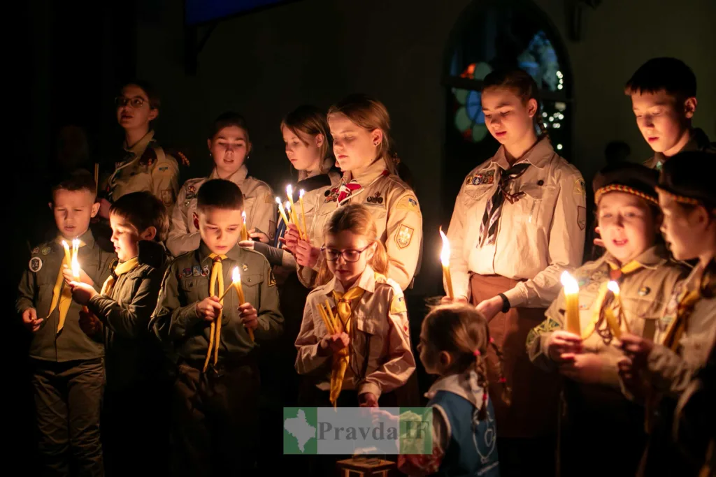 Діти-скаути тримають запалені свічки на церемонії