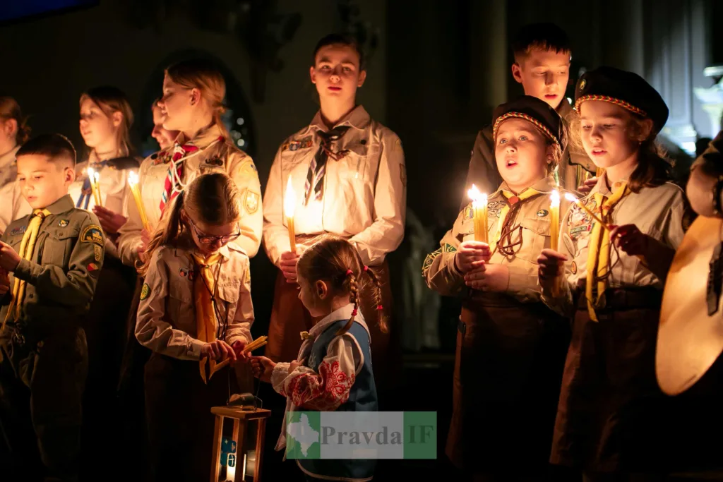 Діти-скаути тримають запалені свічки на церемонії