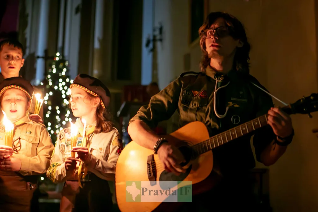 Пластуни співають пісні зі свічками біля ялинки