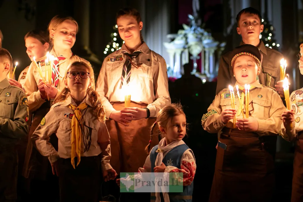 Діти-пластуни тримають свічки під час церемонії