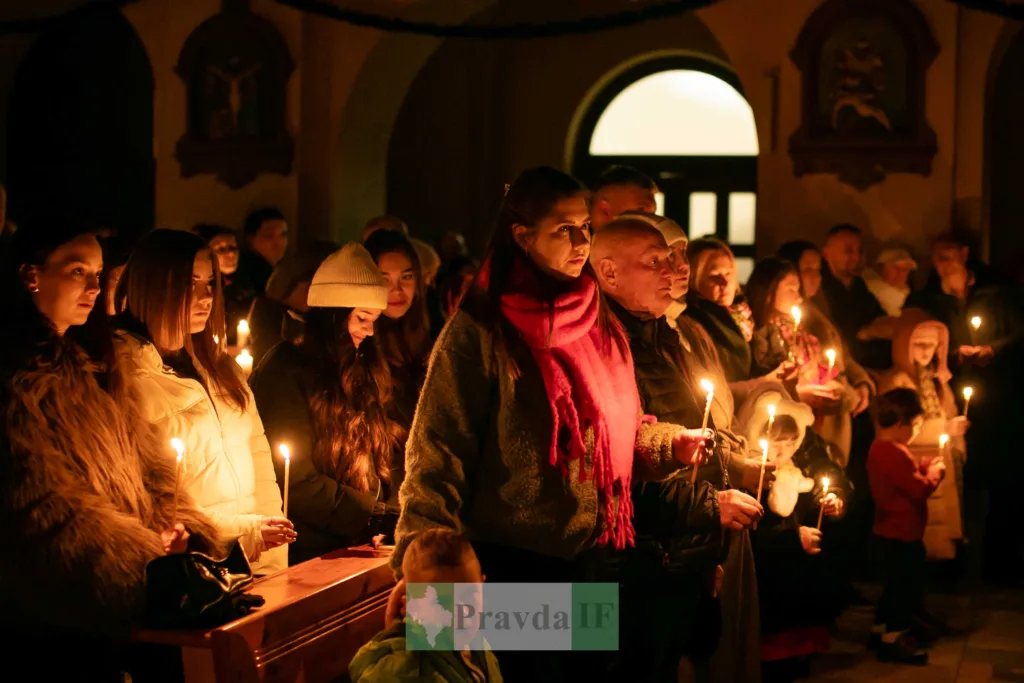 Люди зі свічками на релігійній церемонії в церкві