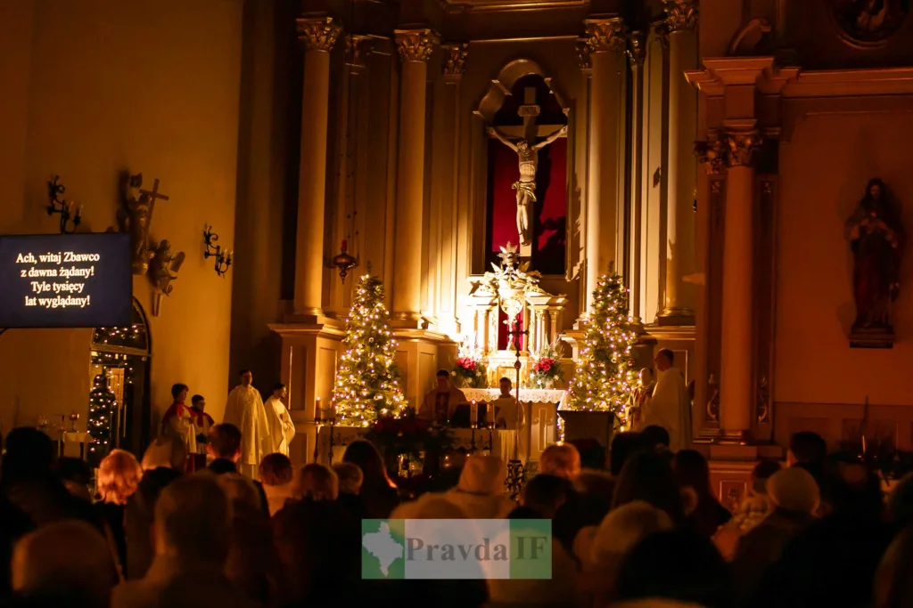 Різдвяна меса в церкві з ялинками та вірянами