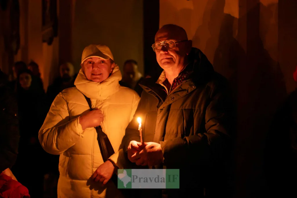 Люди тримають свічки під час вечірньої служби