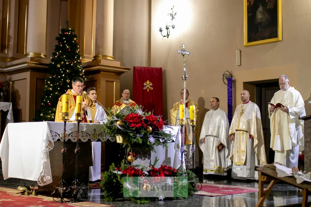 Священники проводять різдвяну службу в церкві