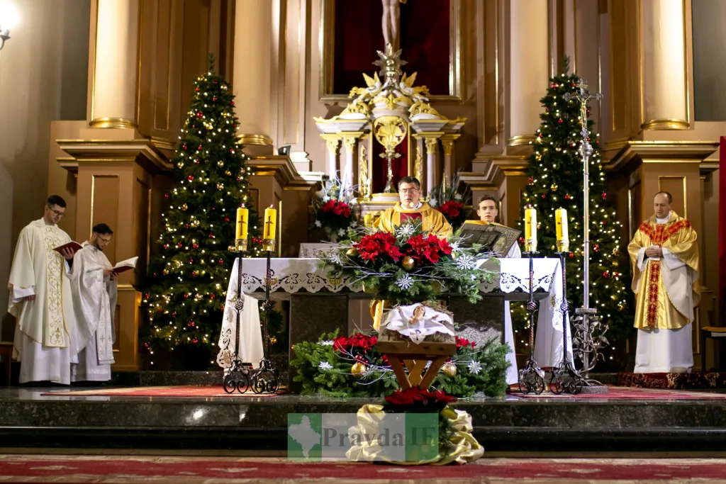 Різдвяна служба в прикрашеному католицькому храмі