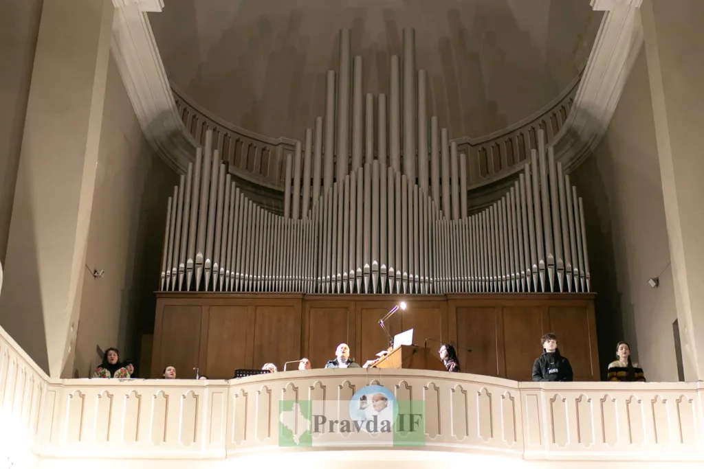 Орган у концертній залі з музикантами