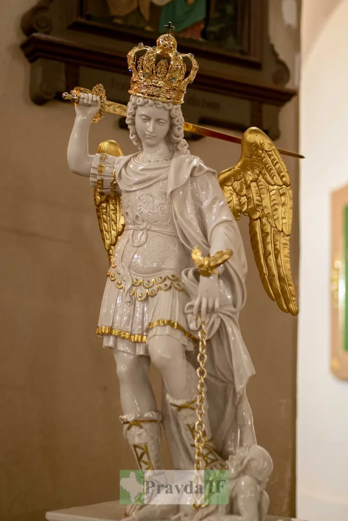 Статуя архангела з мечем і крилами