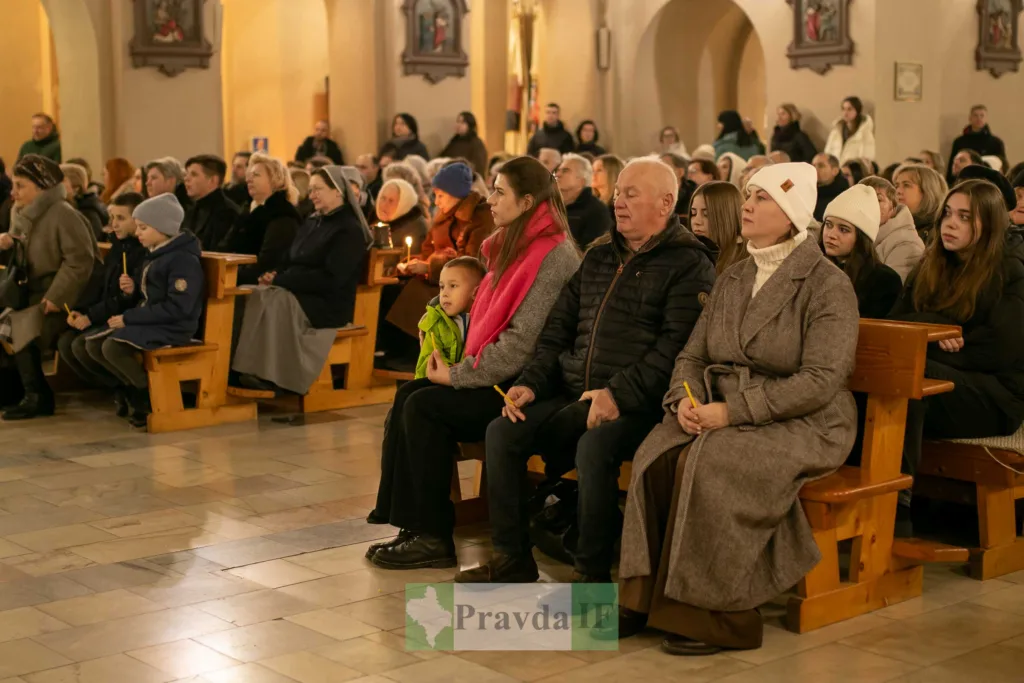Люди моляться у церкві під час богослужіння