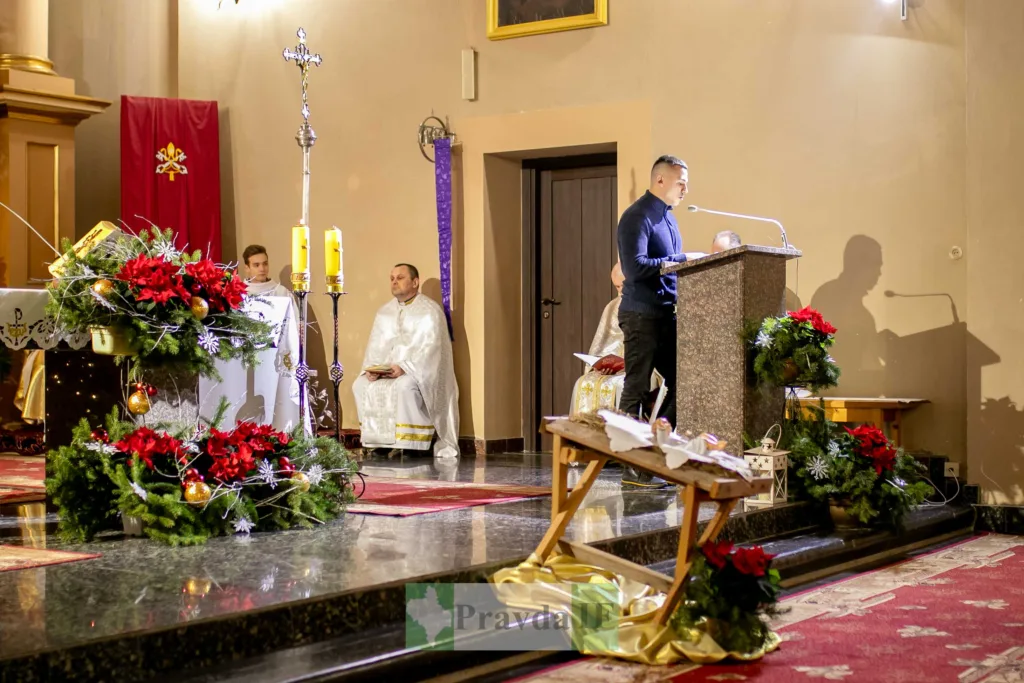 Різдвяна служба у церкві з квітами та свічками