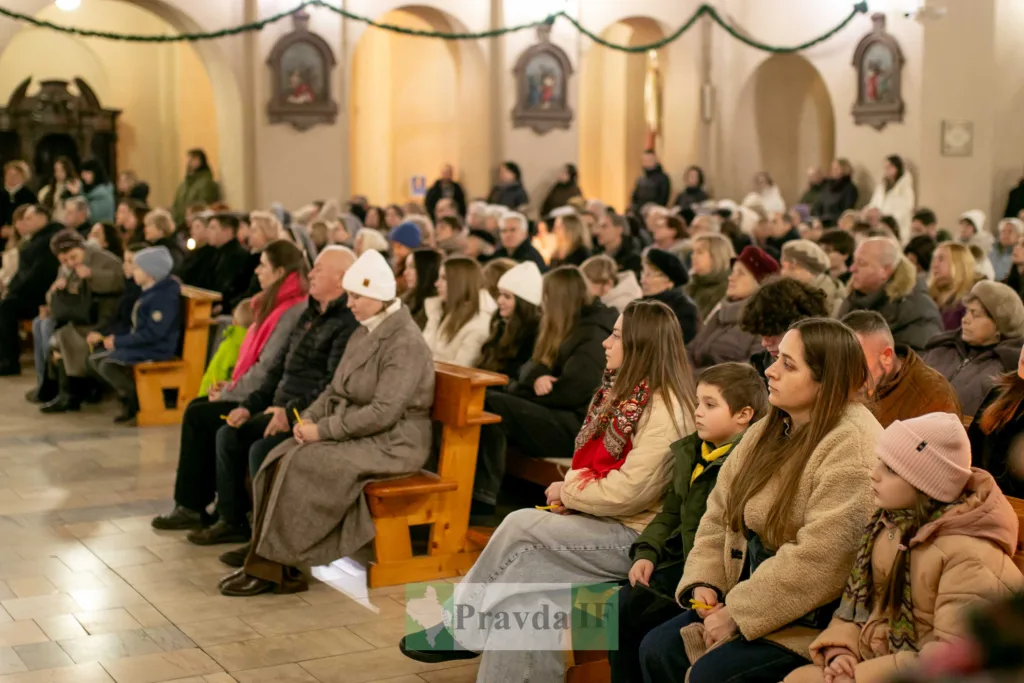 Люди моляться у церкві під час богослужіння
